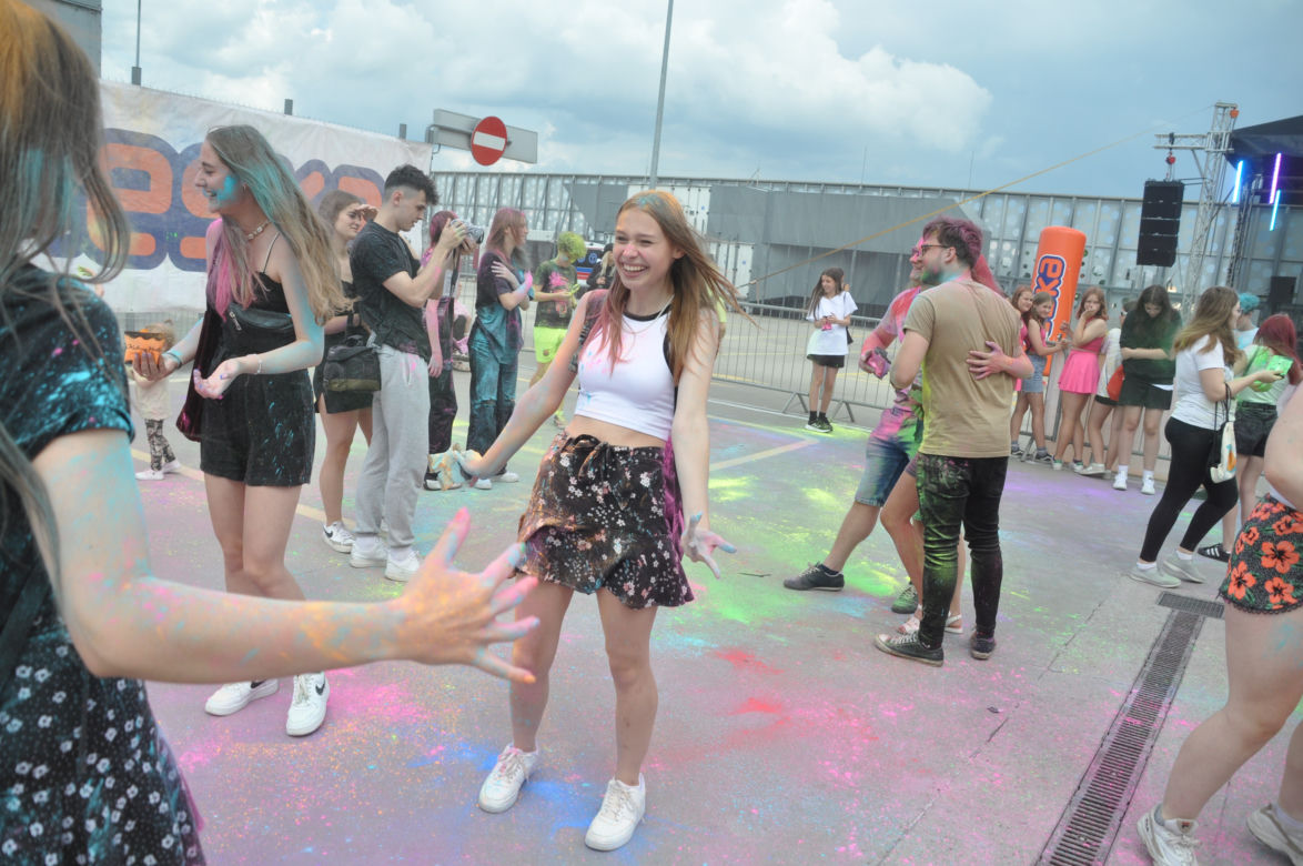 Festiwal kolorów w Kielcach. Szalona zabawa na dachu Galerii Korona