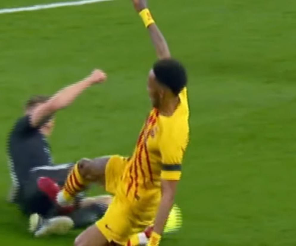 Aubameyang fauluje Toniego Kroosa