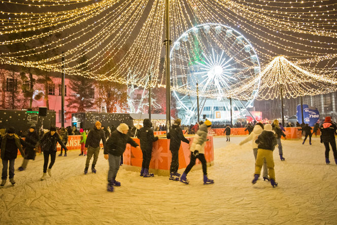 Diabelski młyn, lodowisko i tysiące lampek w Poznaniu! Ruszył Jarmark Świąteczny na Targach