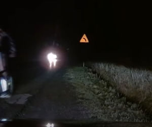Wyminął nieoświetlonego rowerzystę. Puściły mu nerwy. Zobacz, co zrobił kierowca