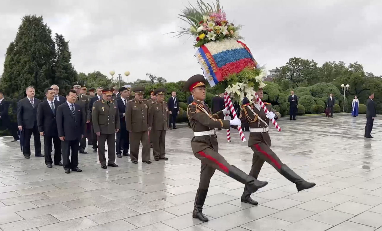 Kim rozwinął czerwony dywan dla Putina