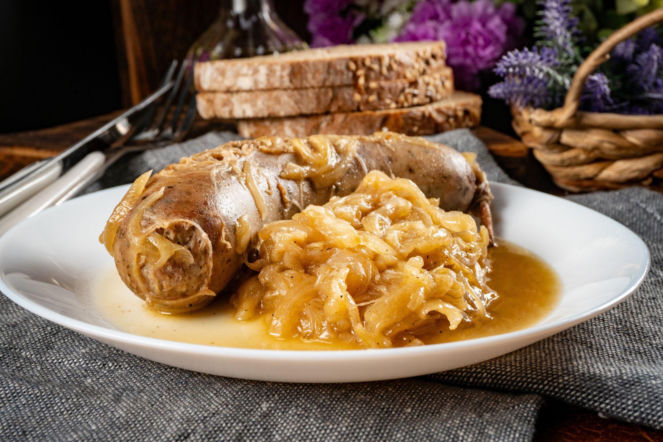 Biała kiełbasa z cebulką i cydrem – wielkanocna klasyka z nowoczesnym twistem. Ten sos robi całą robotę