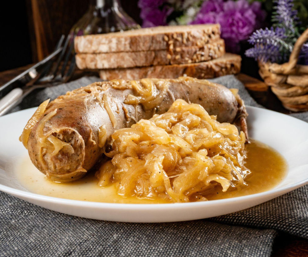 Biała kiełbasa z cebulką i cydrem – wielkanocna klasyka z nowoczesnym twistem. Ten sos robi całą robotę