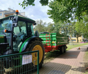 Tafla szkła rozbita w piaskownicy