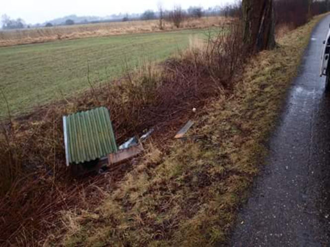Wyrzucił psa razem z budą