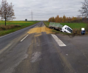 Stłuczka na obwodnicy Święciechowy. Przyczepa jednego auta uderzyła w drugie