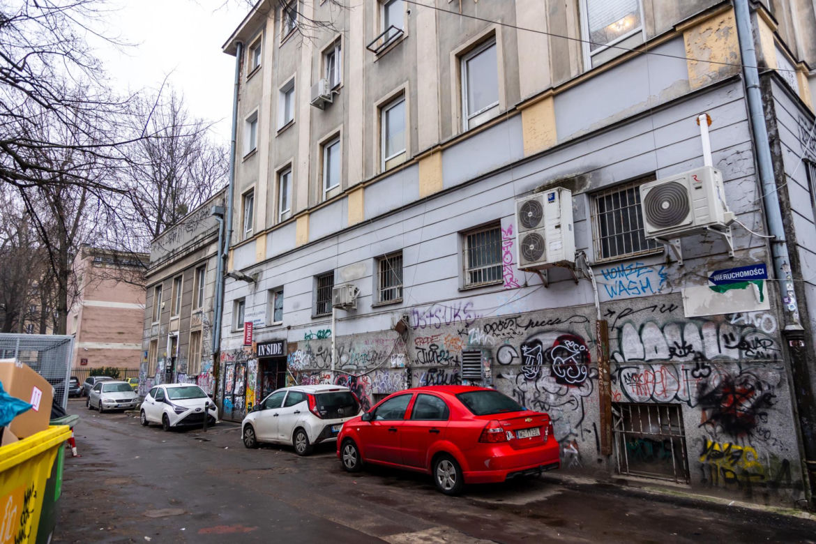 Pasaż Italia - zobacz, jak dziś wygląda zaniedbany zabytek. Nowe graffiti już przykryto kolejnym