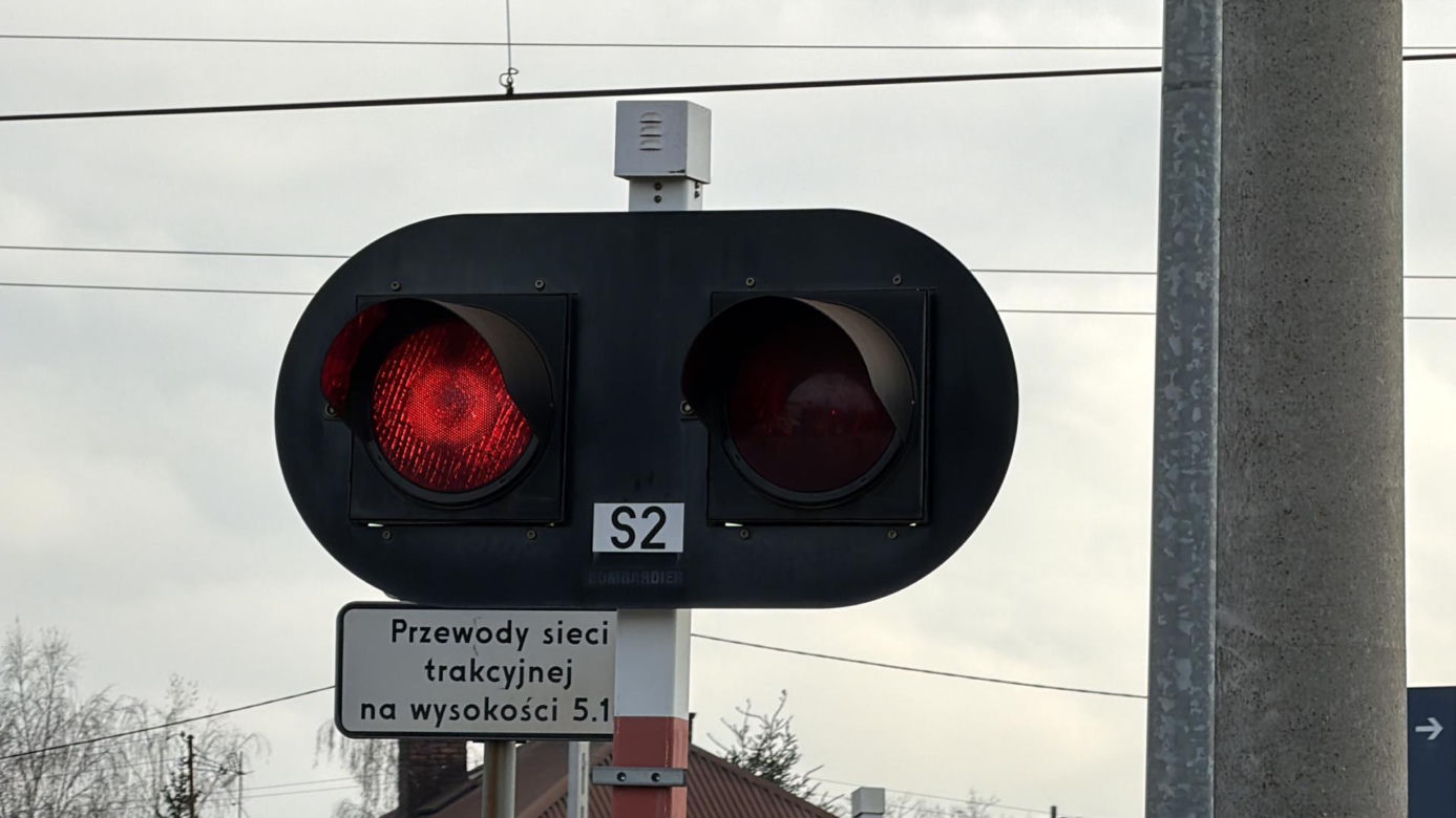 Zignorowała opuszczone rogatki, z torów zmiótł ją nadjeżdżający pociąg. Dramat w Jasiennicy Mazowieckiej