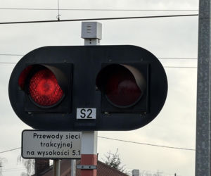 Zignorowała opuszczone rogatki, z torów zmiótł ją nadjeżdżający pociąg. Dramat w Jasiennicy Mazowieckiej