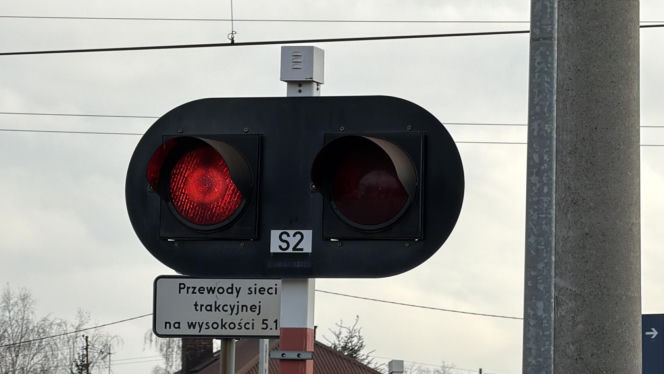 Zignorowała opuszczone rogatki, z torów zmiótł ją nadjeżdżający pociąg. Dramat w Jasiennicy Mazowieckiej