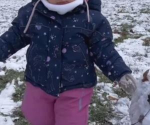 Antoni Królikowski bawi się z córką na śniegu