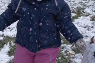 Antoni Królikowski bawi się z córką na śniegu