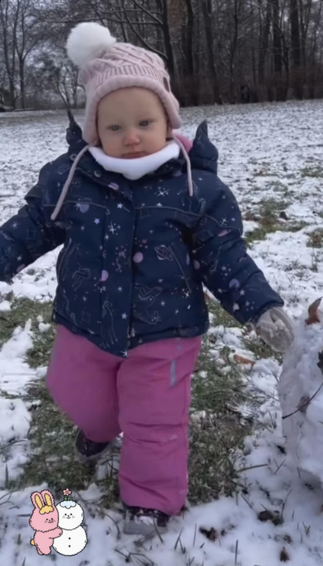 Antoni Królikowski bawi się z córką na śniegu