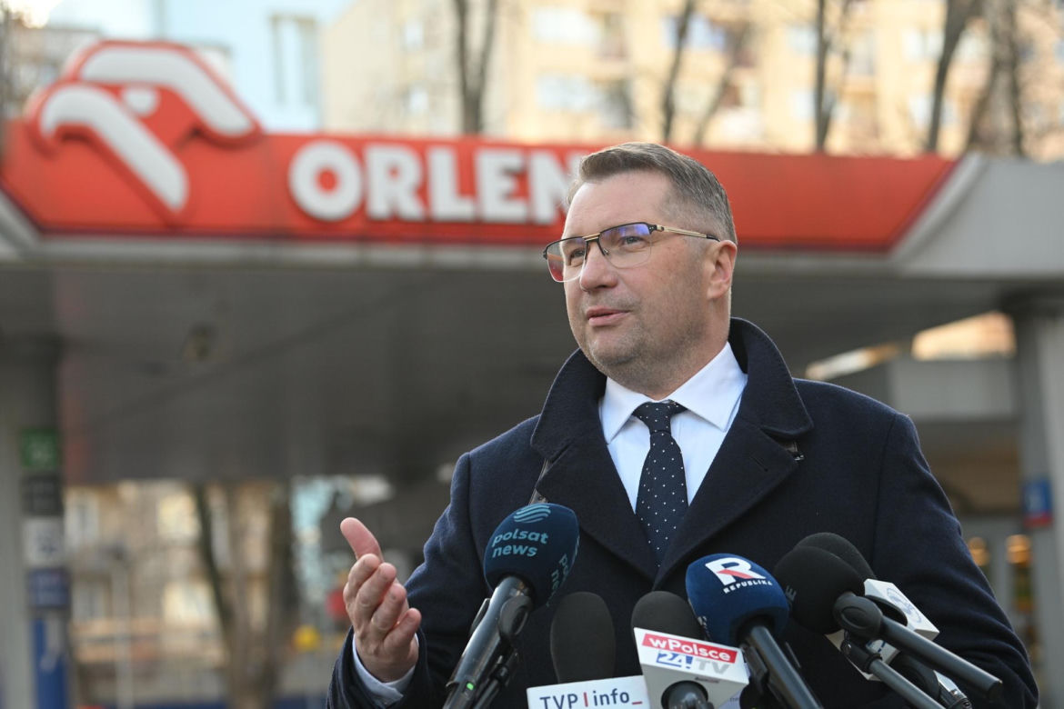 Konferencja Przemysława Czarnka na stacji paliw koncernu Orlen w Warszawie