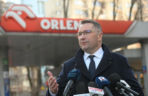 Konferencja Przemysława Czarnka na stacji paliw koncernu Orlen w Warszawie