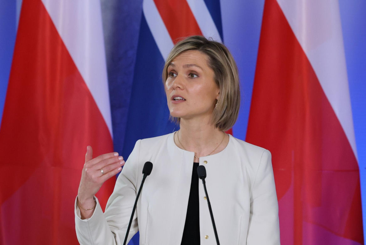 Tusk wyciągnął z marynarki prezent dla premier Islandii. "Mój ojciec je uwielbia"