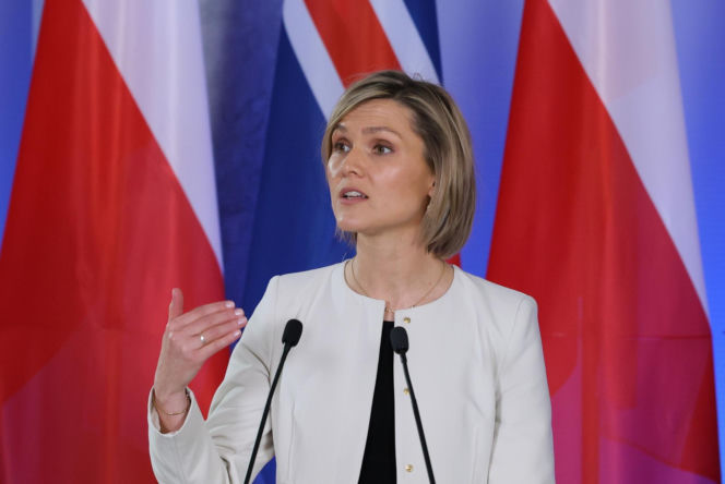 Tusk wyciągnął z marynarki prezent dla premier Islandii. "Mój ojciec je uwielbia"