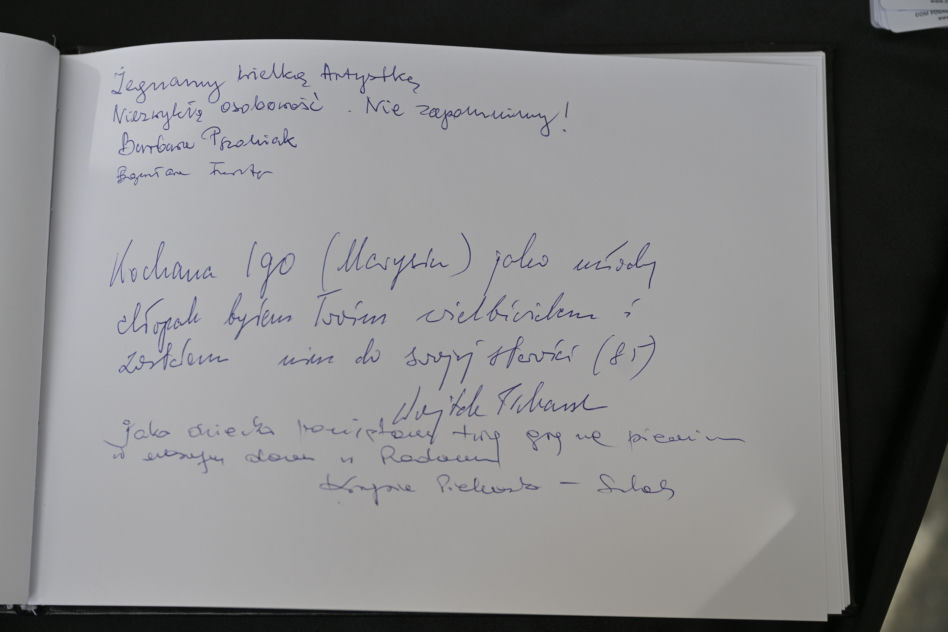 Niezwykły szczegół na pogrzebie Igi Cembrzyńskiej. Pojawiła się księga wspomnień potem