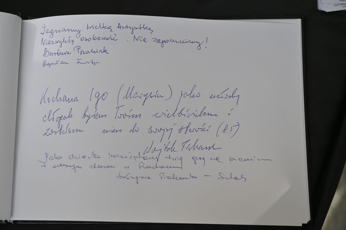Niezwykły szczegół na pogrzebie Igi Cembrzyńskiej. Pojawiła się księga wspomnień potem