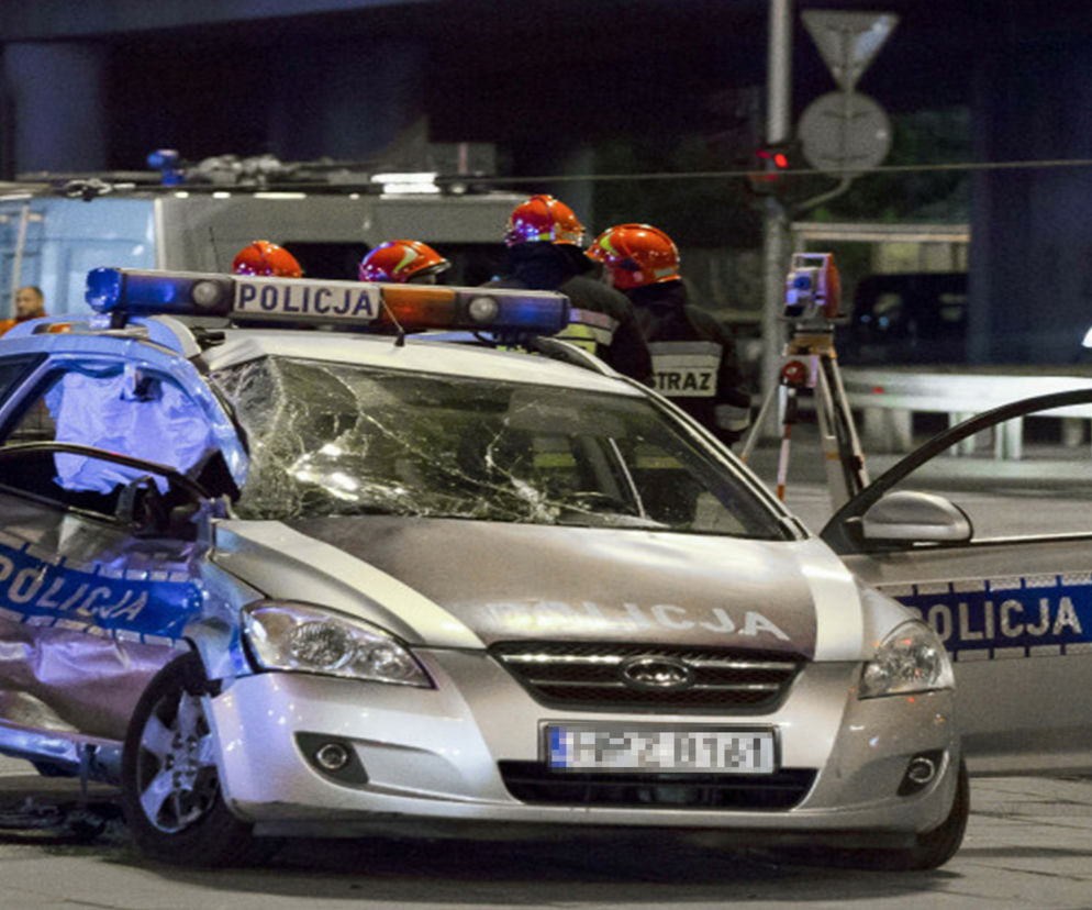Poznań. Troje policjantów rannych w wypadku! Radiowóz przewrócił się po zderzeniu z renaultem