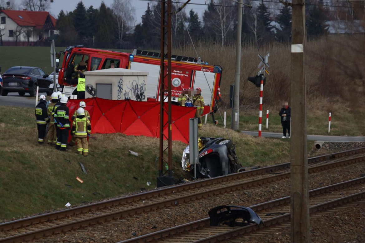Tragedia na torach! Dwie ofiary śmiertelne po zderzeniu pociągu z autem