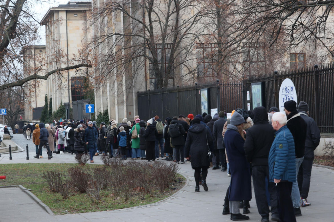 Warszawiacy szturmowali muzeum. Gigantyczne kolejki w ostatnim dniu wystawy obrazów Chełmońskiego