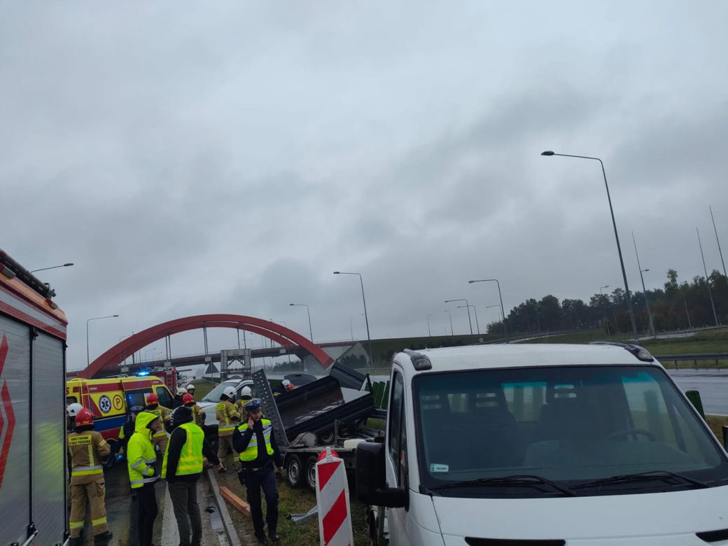 BMW rozbite w wypadku na A1! 39-latek huknął w dwa pojazdy obsługi autostrady [ZDJĘCIA]