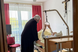 Zmarł ks. Jan Sobczak, niedawno rozpoczął 100 rok życia. Wzruszający gest kard. Krajewskiego