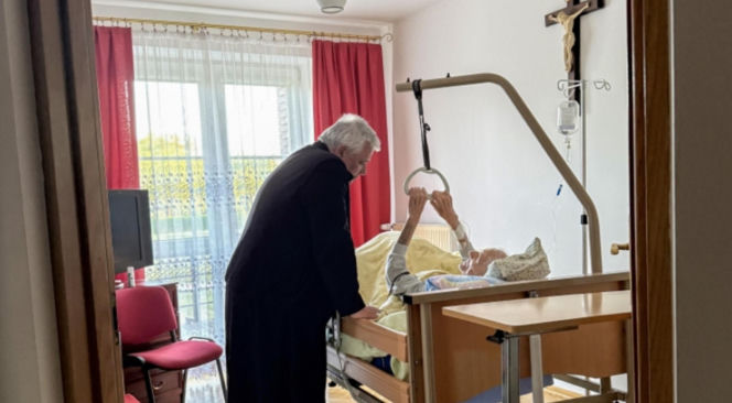 Zmarł ks. Jan Sobczak, niedawno rozpoczął 100 rok życia. Wzruszający gest kard. Krajewskiego