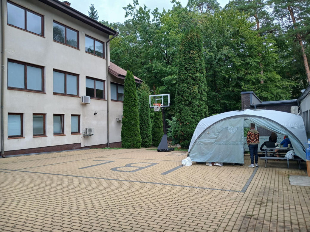 Dzieci w Sękocinie Starym ucza się pod chmurką