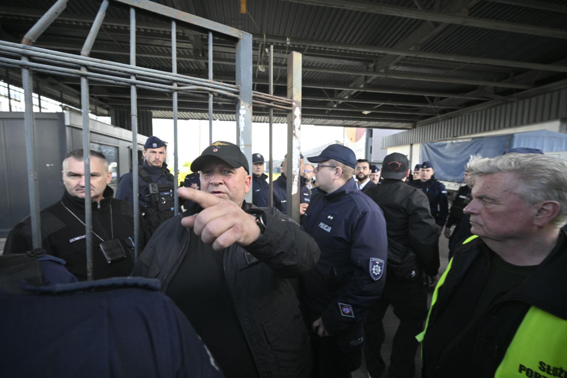 Komornicy na Modlińskiej. Nerwowe starcie przy hali na Białołęce. Ostry konflikt kupców z zarządcą hali