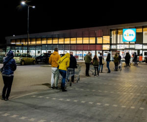 Wielkie kolejki do sklepów przed Wielkanocą