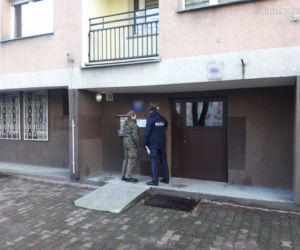 Śląskie: Policjanci i żołnierze kontrolują osoby przebywające na kwarantannie [ZDJĘCIA]