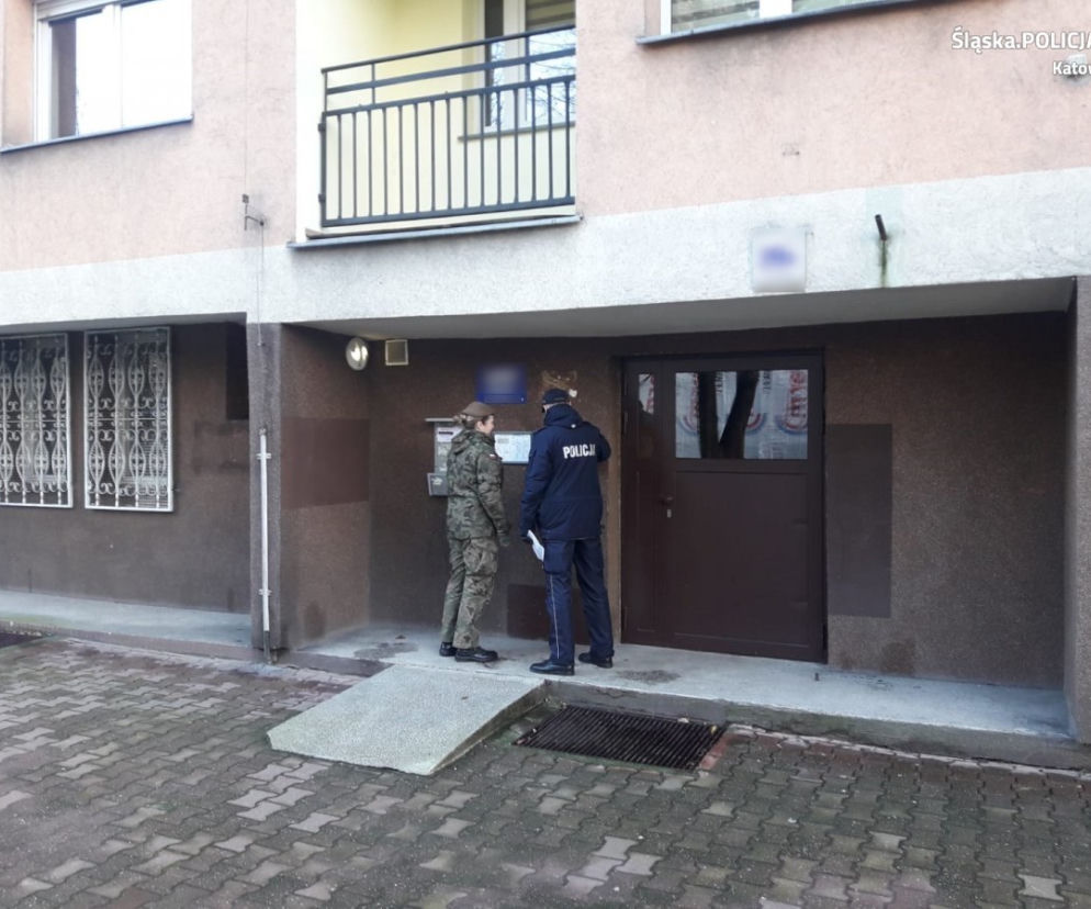 Śląskie: Policjanci i żołnierze kontrolują osoby przebywające na kwarantannie [ZDJĘCIA]