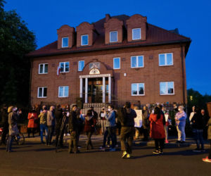 Manifestacja przed kaliską kurią diecezjalną. Kaliszanie oburzeni zachowaniem biskupa Janiaka