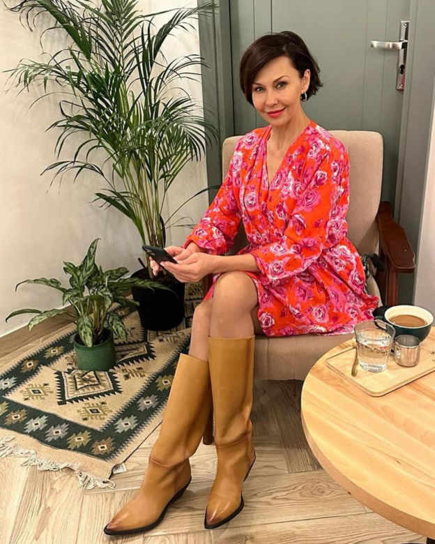 Anna Popek prezentuje, jak zakłada pończochy