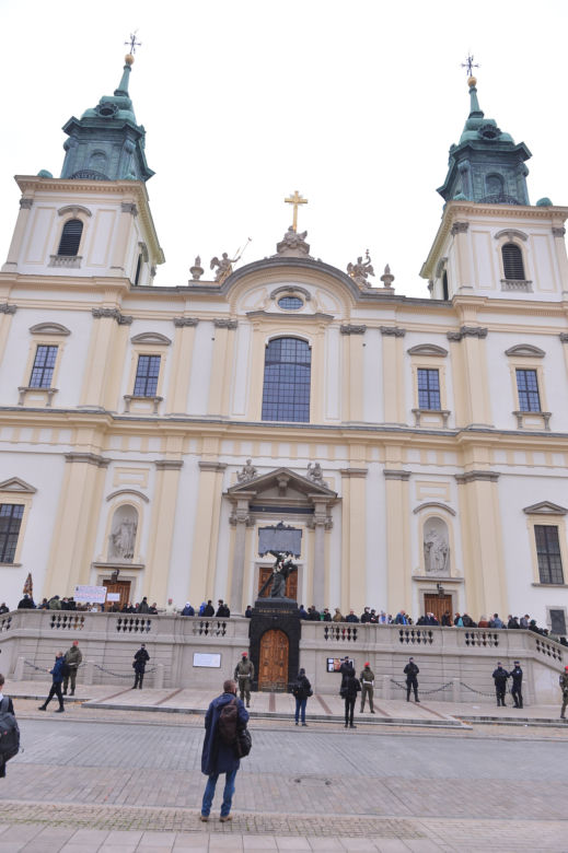 Wojsko pod kościołem św. Krzyża w Warszawie