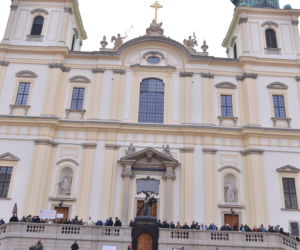 Wojsko pod kościołem św. Krzyża w Warszawie