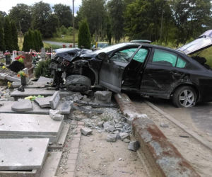 Wypadek w Niewieścinie. Rozpędzona kobieta zakończyła swój rajd na... cmentarzu [ZDJĘCIA]