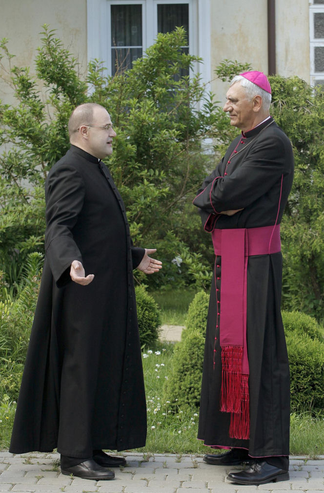 Zborowski i Żak żartują w temacie Rancza. Serialowi biskupi rozbawili fanów