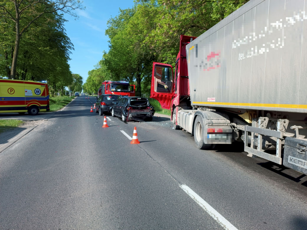 Tir staranował małą mazdę