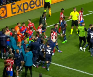 Zadyma podczas meczu Atletico - Manchester City