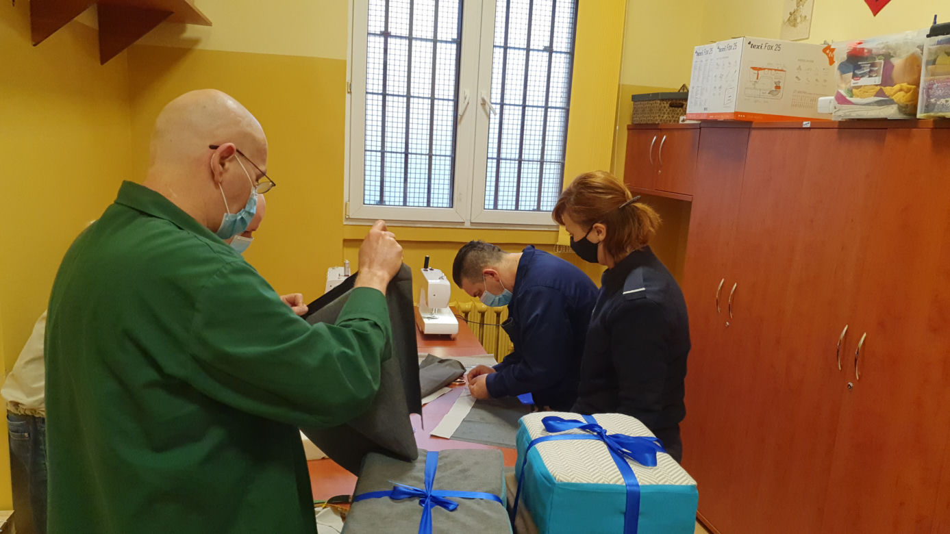 Więźniowie uszyli poduszki dla zwierząt z bydgoskiego schroniska