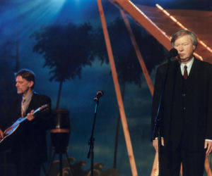 Kraków pamięta. Na grobie Marka Grechuty zawsze palą się znicze. Jeden szczegół jego grobu chwyta za serce