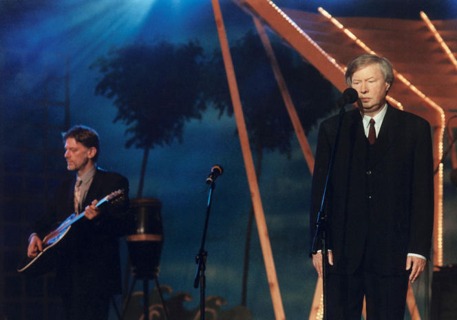 Kraków pamięta. Na grobie Marka Grechuty zawsze palą się znicze. Jeden szczegół jego grobu chwyta za serce