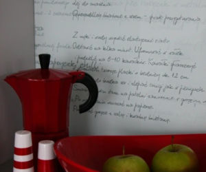 Aranżacja wnętrz w trzech kolorach: biały, czarny, czerwony