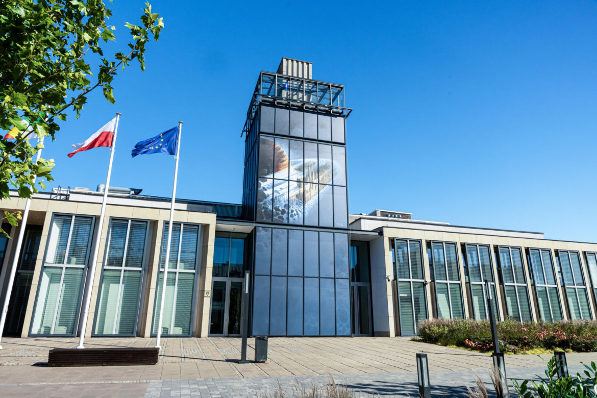 Rewitalizacja wieży ratusza w Zduńskiej Woli. Budynek pokryło dzieło światowej sławy artysty