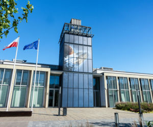 Rewitalizacja wieży ratusza w Zduńskiej Woli. Budynek pokryło dzieło światowej sławy artysty