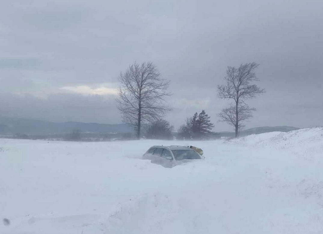 Śnieg zasypał auto 