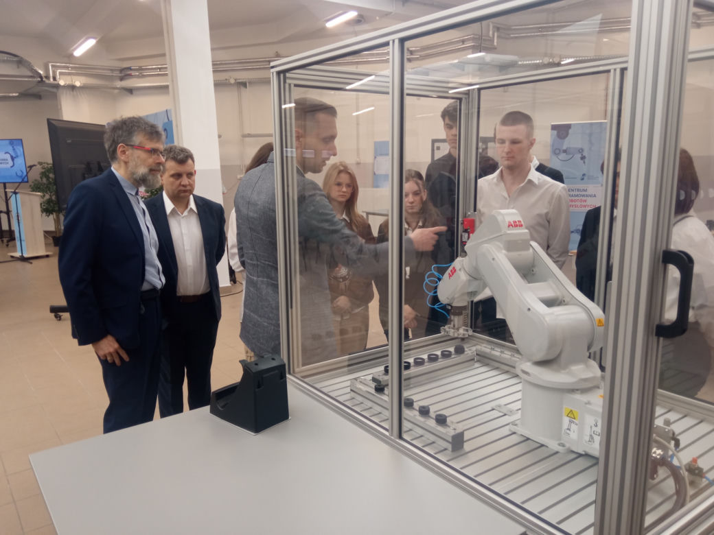 W Grudziądzu otwarto Centrum Programowania Robotów Przemysłowych